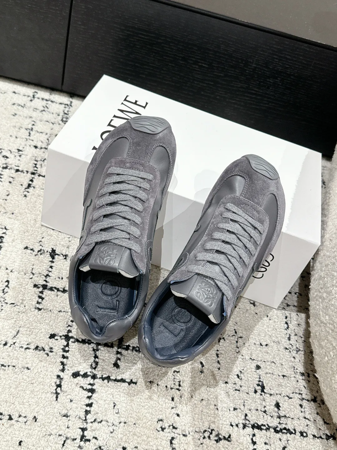 👟👟Ex-factory price 620👟👟 #couples model Top version LOEWE 25/ Latest catwalk model Ballet Runner 2.0. Couple model Ballet Casual Sports Shoes Moral Training Shoes Forrest Gump Shoes Original purchase and development Production Fabric matching Repeated selection of materials Nylon and calfskin leather sneakers featuring an asymmetric toe design, sock-like internal construction, and lightweight rubber outsole extending to the toe. ✔️Fabric: original customized imported first-layer cowhide ✔️Lining: imported soft sheepskin + mesh lining ✔️Sole: original molded anti-slip rubber material ✔️Sole thickness: increased by 2.5CM ✔️Size: #35-45 (45 for women, 45 for men, custom-made, non-refundable)